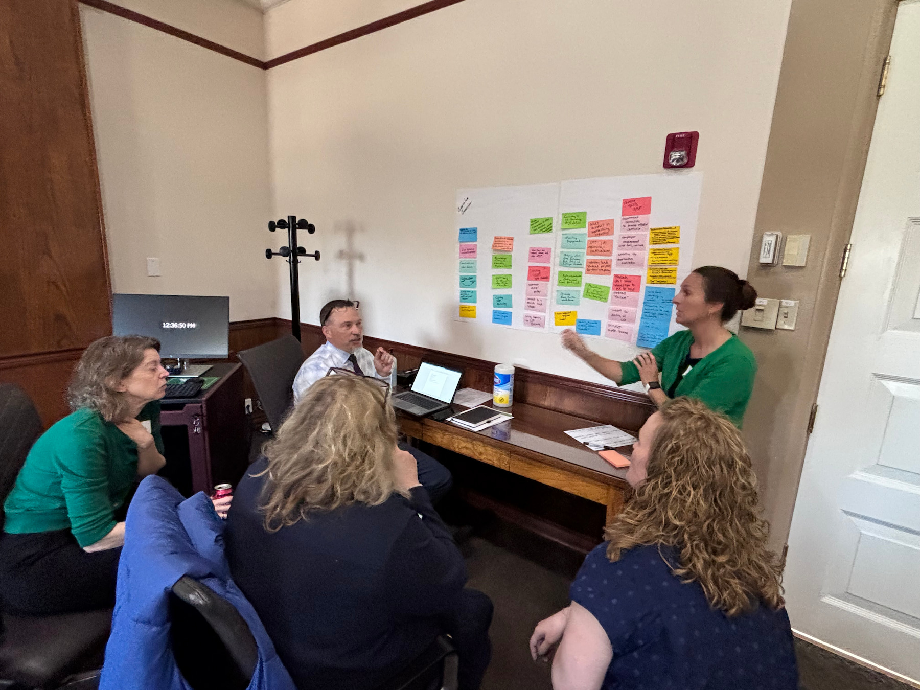 Person talking in front of a group, brainstorming about LEEF
